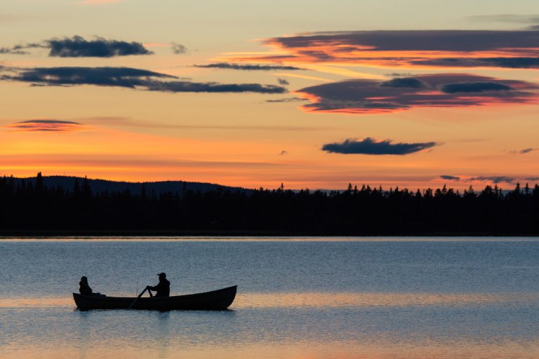 007 HOVED Båt i solnedgang Fredrik Olastuen.jpg