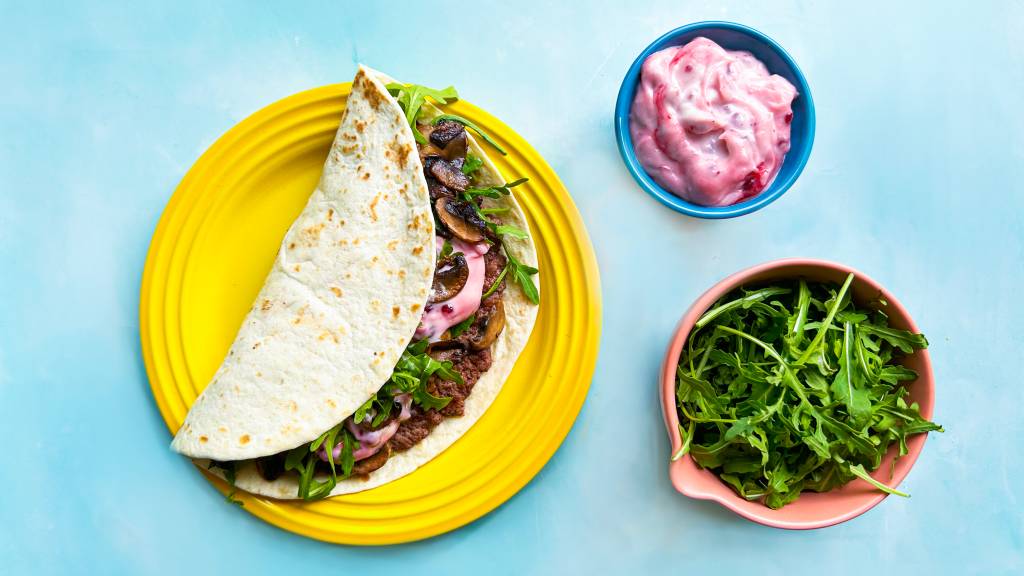 Vill tortillaburger fylt med sopp og en skikkelig digg aioli med tyttebær passer perfekt til en tur i skogen.