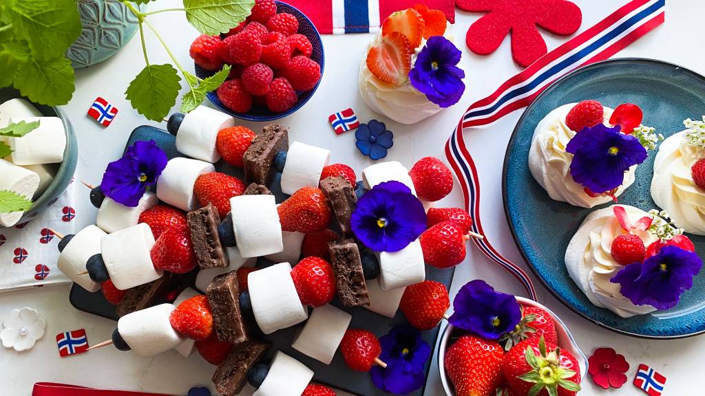 17. mai er en dag for å kose seg og en dag der vi nyter god mat fra morgen til kveld. Enten du er ute etter en deilig dessert, tips til spekematen, grillmaten eller tilbehøret, så finner du alle godsakene til 17. mai-festen samlet her.