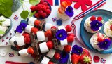 17. mai er en dag for å kose seg og en dag der vi nyter god mat fra morgen til kveld. Enten du er ute etter en deilig dessert, tips til spekematen, grillmaten eller tilbehøret, så finner du alle godsakene til 17. mai-festen samlet her.