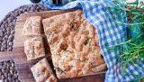 Focaccia er et tilbehør du kommer til å elske. Spesielt smaker det nydelig til grillmaten, til en deilig viltgryte, til pasta eller ved siden av søndagssteken.