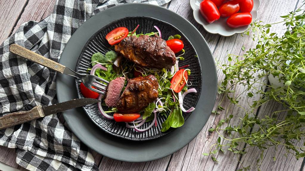 Å grille biff av vilt er ingen sak. Både elg, rådyr, reinsdyr eller hjort smaker nydelig på grillen. Du vil få et perfekt resultat om du lager din egen grillolje, og følger noen enkle steg. 