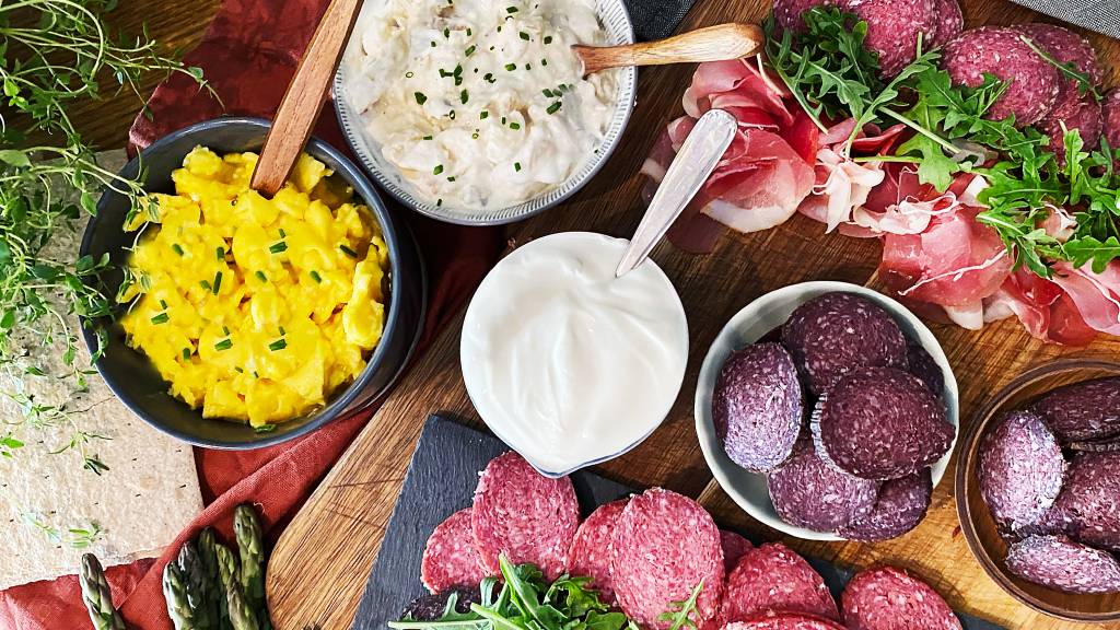 Spekemat med tilbehør som eggerøre, potetsalat og rømme er perfekt sommermat eneten du inviterer til frokost, lunsj eller middag.