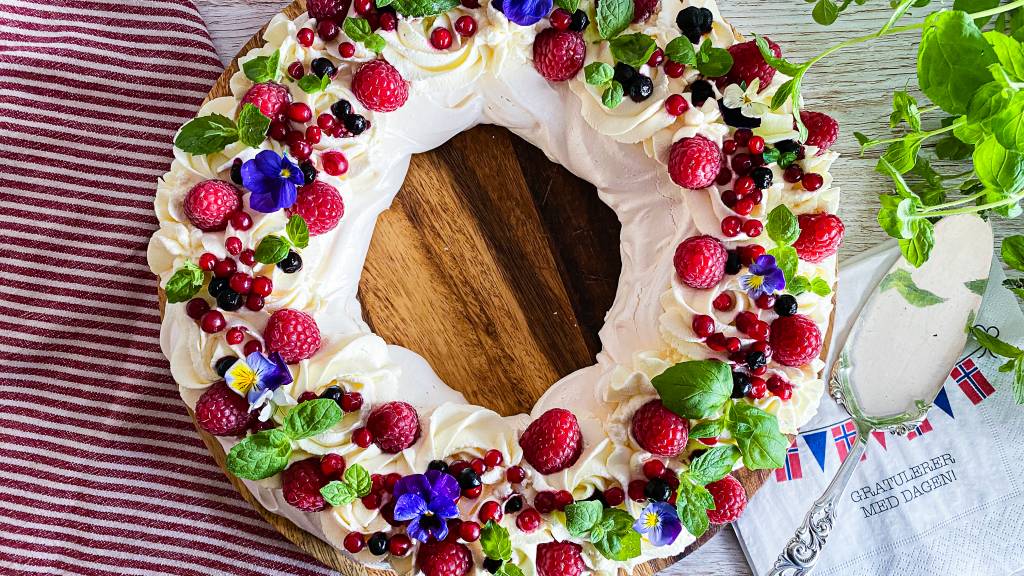 En klassisk Pavlova skal være myk inni og sprø utenpå, og den skal bugne med krem og bær. Vi gikk for en sommerlig krans til 17.-mai-festen, men du kan fint servere den som porsjonskaker også.