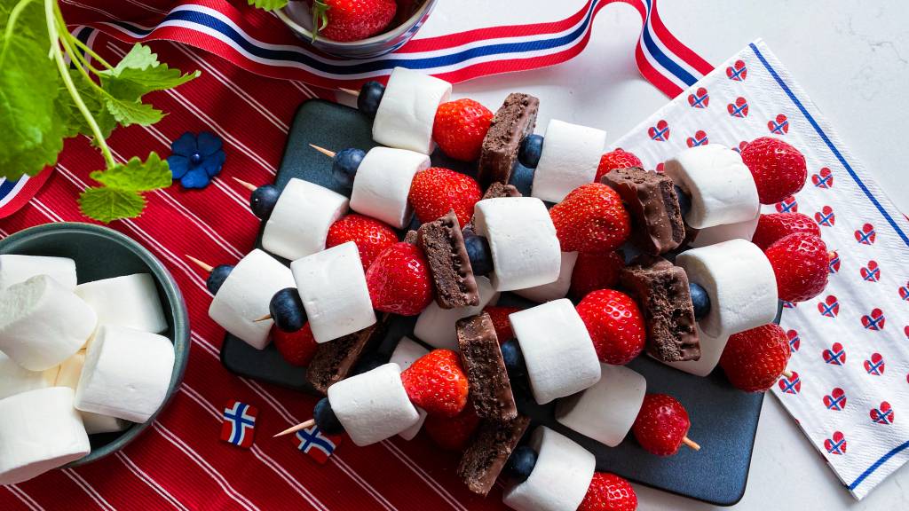 17. mai-spyd med bær, marshmallows og brownies er en morsom og smakfull dessert for nasjonaldagen. Barna vil definitivt elske den.