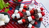 17. mai-spyd med bær, marshmallows og brownies er en morsom og smakfull dessert for nasjonaldagen. Barna vil definitivt elske den.