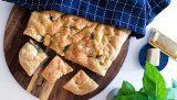 Focaccia til viltmaten er et tilbehør du kommer til å elske. Spesielt smaker det nydelig til en deilig viltgryte, til elgkarbonader eller ved siden av reinsdyrsteken.
