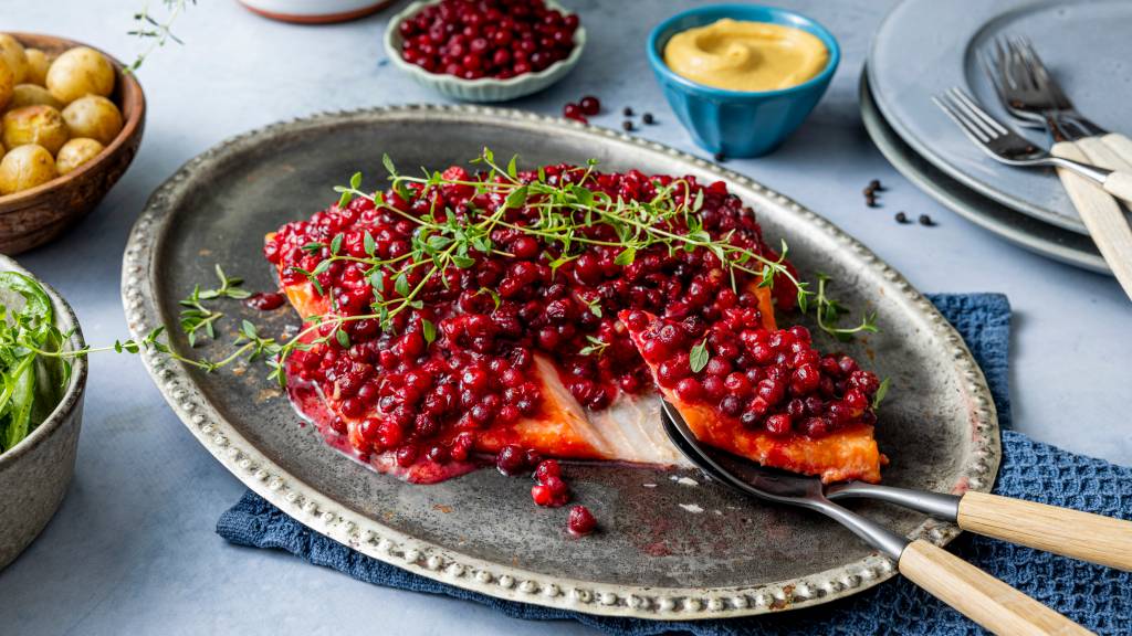 Fra skog og fjell til sjø og vann – naturen er full av smakfulle råvarer. Her finner du matoppskrifter og tips som hjelper deg å ta vare på og nyte vilt, fisk og ville vekster, enten du lager mat hjemme eller under åpen himmel.