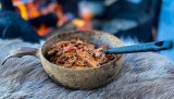 Pastagryte på bålet smaker utrolig godt på kalde dager.  Denne retten kan du enkelt lage ferdig hjemme, og den kommer garantert til å falle i smak hos både store og små.