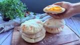 Hjemmebakte pitabrød lager du i en fei. De myke og luftige brødene kan fylles med saftig viltkjøtt, friske grønnsaker og en god dressing, og du har et enkelt og smakfullt måltid som passer like godt hjemme som ute på tur.