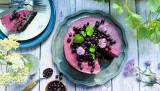 Blåbærmousse på sjokoladekake er en uimotståelig kombinasjon. Den friske smaken av ville blåbær og den saftige sjokoladekaken gir en dessert som ser imponerende ut og som smaker av årets bærplukking.