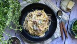 Carbonara med smak av vilt smaker helt fortreffelig. Viltkjøtt i retter inspirert av det italienske kjøkken passer ypperlig, og selv om carbonara i utgangspunktet består av bacon, er reinsdyrfilet perfekt i den populære middagsretten. 