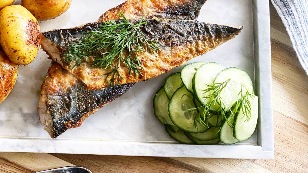 Agurksalat er perfekt tilbehør til både grillet ørret og makrell men kan også serveres til annen type fisk.