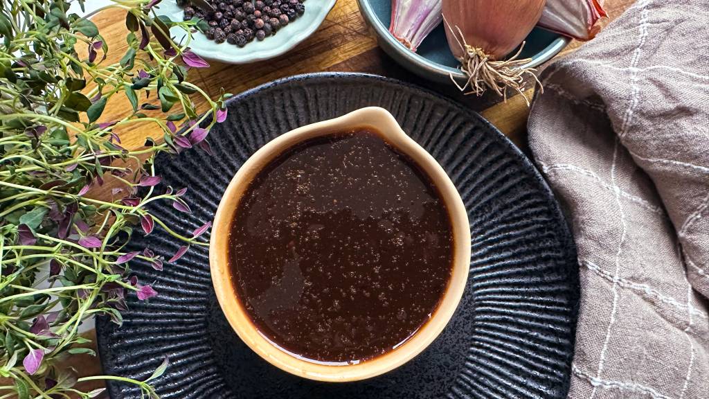 Balsamicosaus passer ypperlig til viltkjøtt. Retten blir perfekt med kremet tilbehør som potetmos eller fløtegratinerte poteter.