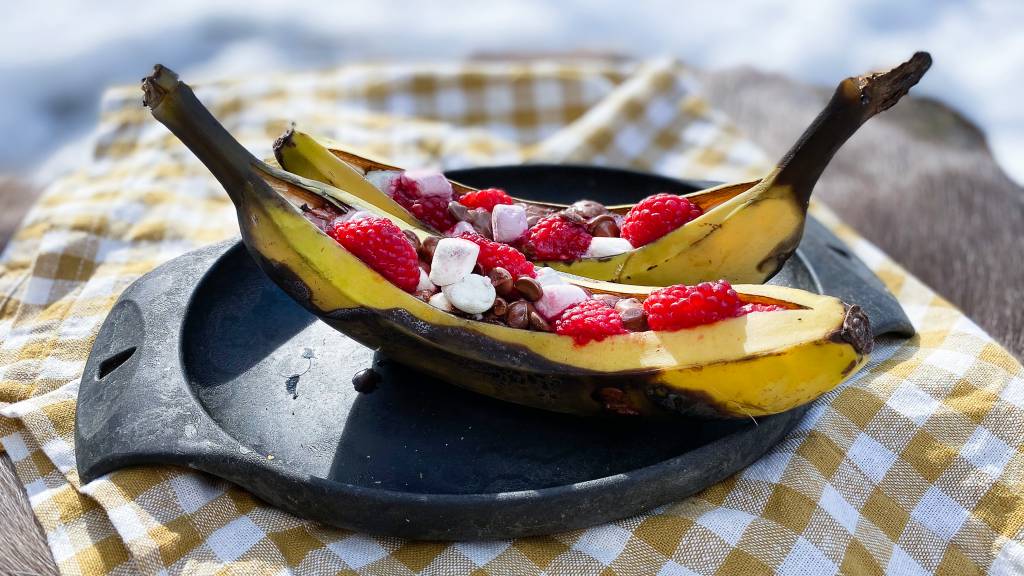 Banansplitt  er en turvennlig vri på den populære desserten. Med bringebær, sjokolade og marshmallows i bananen er denne både morsom og enkel å tilberede enten du har bål, primus eller grill..