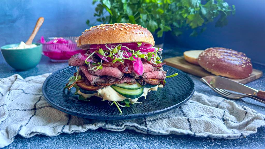 Burger med roastbeef av hjort smaker helt nydelig med dijonnaise, syltet rødløk, stekt løk, salat, sopp og bacon. En fargerik burger som oser av god smak.