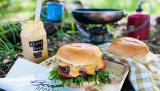 Burger smaker alltid godt, også når du er på tur, enten du er ved sjøen, i skogen eller til fjells. Turburger lager du i en fei med noen enkle forberedelser hjemme.