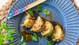 Dumplings med en vill vri er bare så godt. Servert med en deilig honey-soy dippsaus kan de servers som del av en middag eller som forrett. Dumplings smaker nydelig sammen med stekt ris.