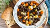 Elghakk er en lettvint klassiker som serveres mange steder i landet. Det finnes flere variasjoner av retten, men ingredienser som elgkjøtt, poteter og gulrøtter er et must.