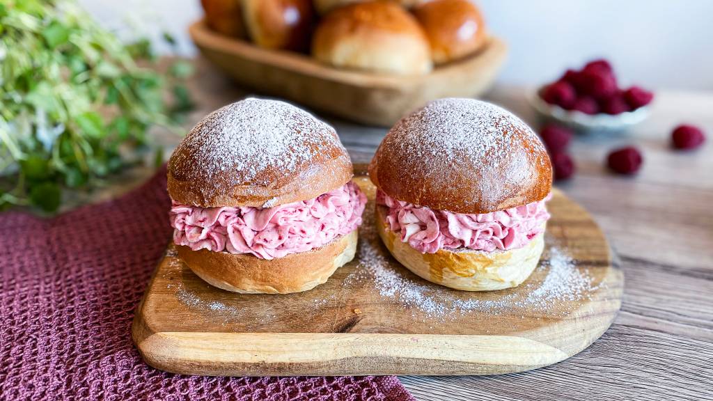 Luftige og søte fastelavnsboller fylt med deilig bringebærkrem smaker helt nydelig. Denne oppskriften gir deg perfekte boller, enten de bakes til fastelavn eller en annen anledning.
