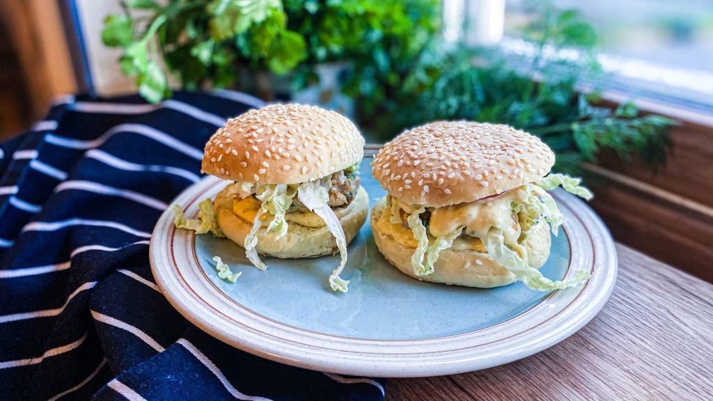 Nå kan du lage TV-kokk og kokebokforfatter, Charlotte Mohn Gaustads digge fiskeburgere. Med deilig fjellørret blir disse en vinner for både store og små.