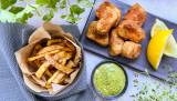 Sprø fiskenuggets og chips servert med en smakfull urtemajones er en sikker vinner – like god som den er enkel å lage. Vi har brukt hyse, men oppskriften passer like fint med torsk, steinbit eller sei. Perfekt til både hverdagsmiddag og helgekos.