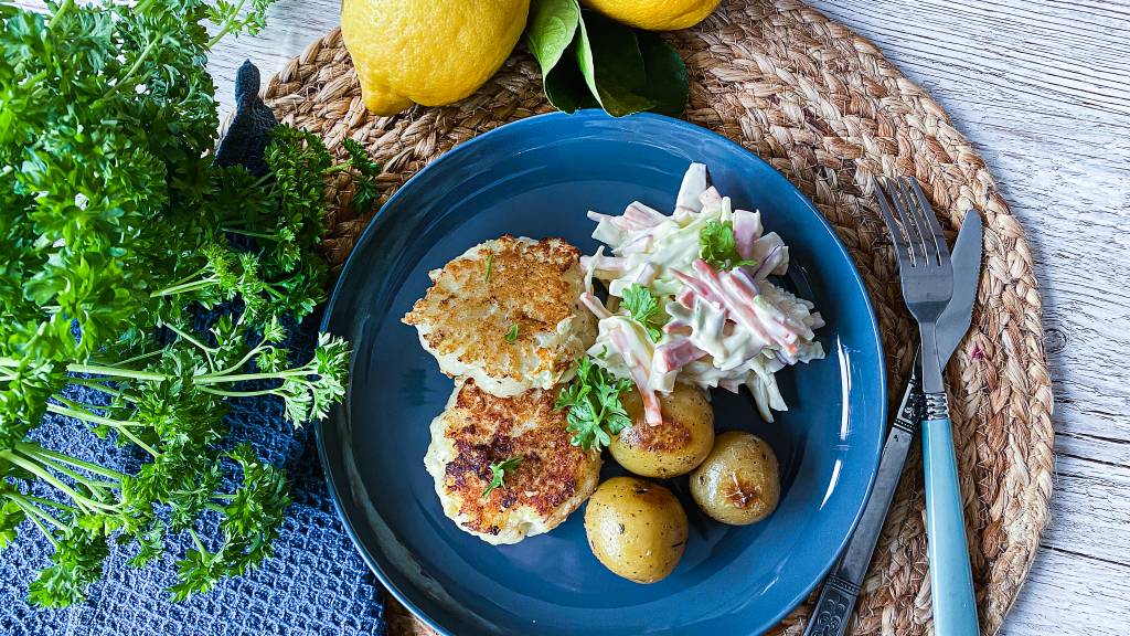 Fiskekaker med coleslaw og stekte småpoteter er snaddermat. Med deilig smak av brosme er dette en herlig hverdagsmiddag.