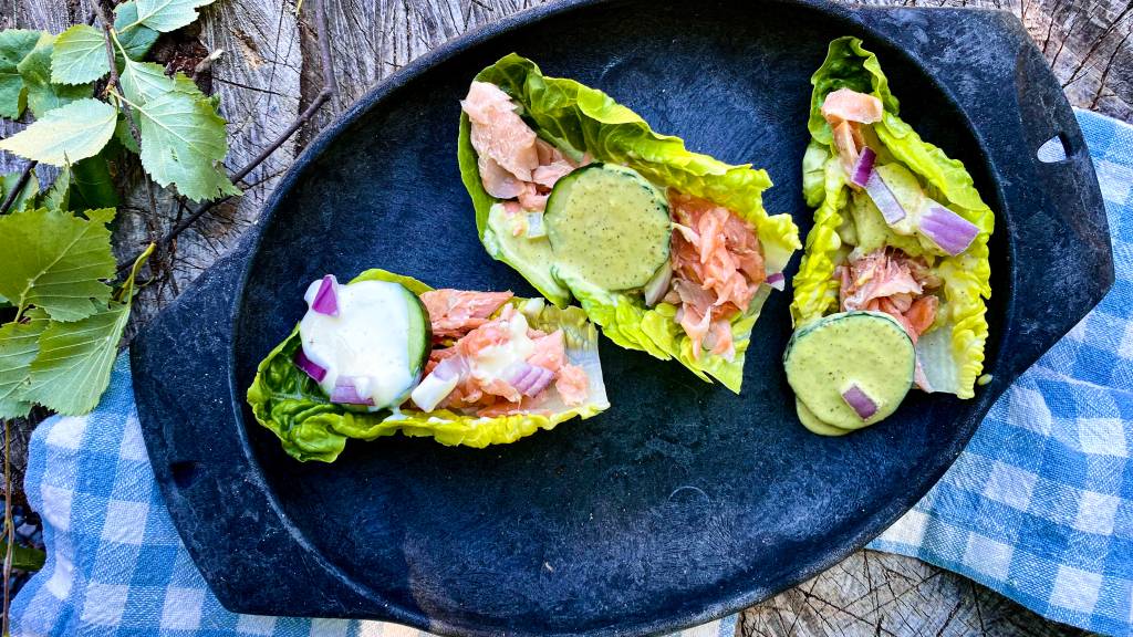 Varmrøkt fisk på tur smaker nydelig. Alt du trenger å pakke med i sekken er primusen og litt tilbehør. Plukk blader og kvister, fyr opp og nyt et herlig måltid.