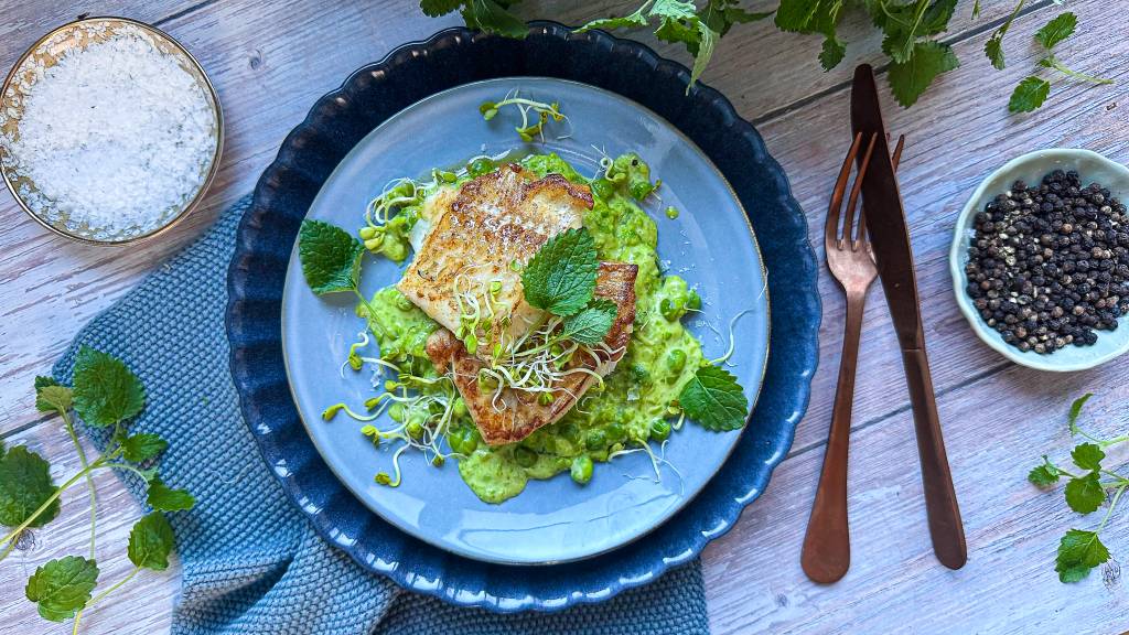 Stekt hyse med en kremet ertepuré smaker helt himmelsk. Få ingredienser og enkle smaker, sikrer en deilig  fiskemiddag.
