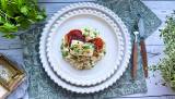 Torsk med risotto er en fyldig og smakfull middag, og litt annerledes enn den tradisjonelle torskemiddagen. 