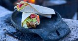 Skal du ut på tur? Da anbefaler vi wrap med fisk. Ekstra godt er det med panert og sprøstekt fisk, og det beste er at alle kan alle kan velge sitt favorittilbehør.