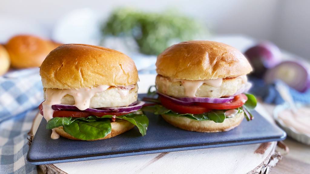 Gjeddeburger: Gjeddekaker passer til både bruger og med grønnsaker og saus som tilbehør.