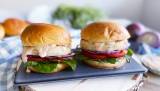 Gjeddeburger: Gjeddekaker passer til både bruger og med grønnsaker og saus som tilbehør.