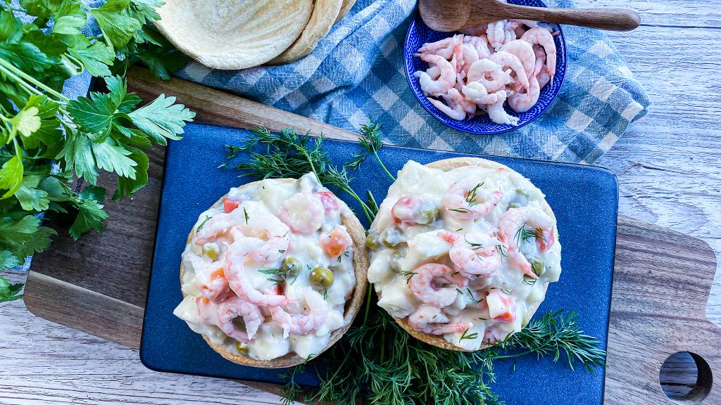 Terteskjell er en klassiker som på 70-tallet var selve svaret på helgekos. Med hjemmelaget fiskepudding smaker denne retten ekstra godt servert i en deilig hvit saus, med reker, erter og gulrøtter.