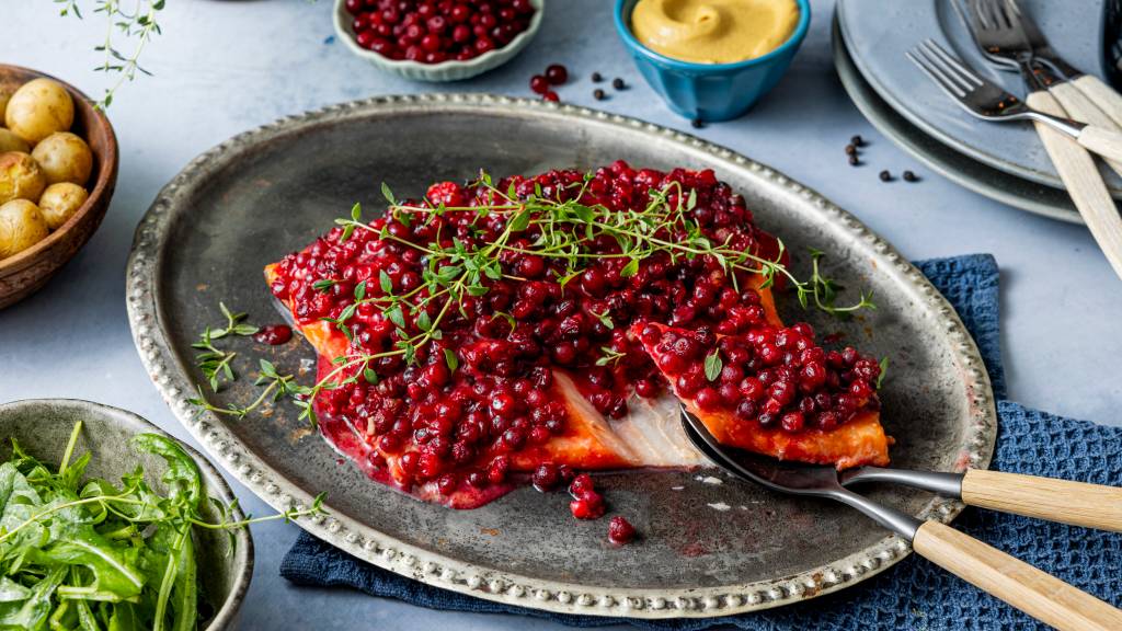 Laks med tyttebærlokk er et festmåltid som kan servers som tapasrett eller med poteter og sennepssaus. Denne retten er også perfekt til koldtbordet.