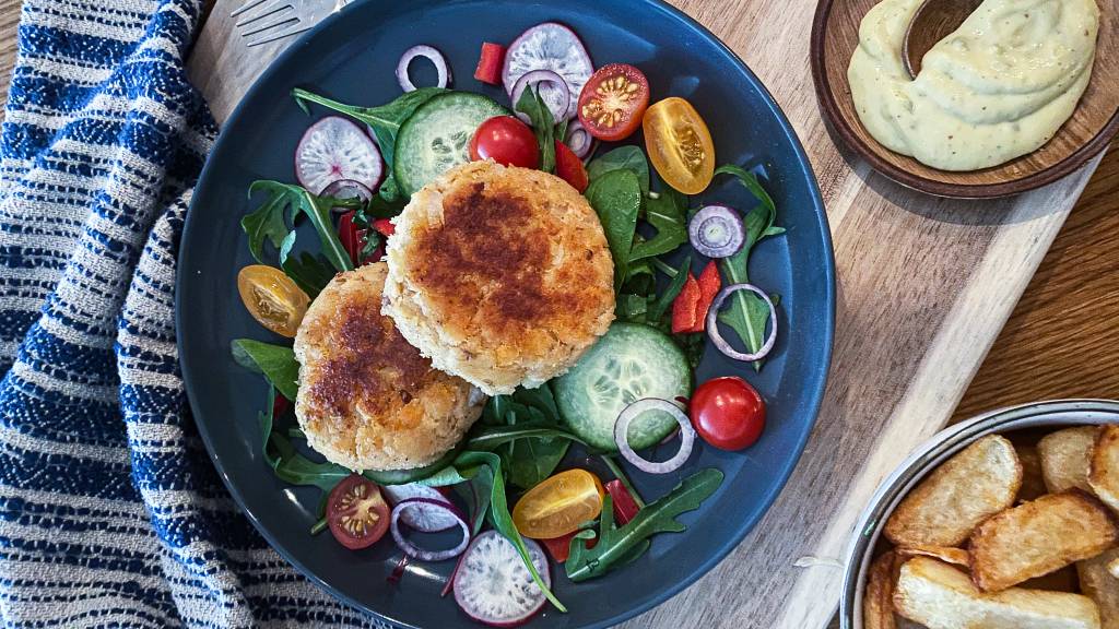 Har du fisk i fryseren? Da burde du få med deg barna og lage grove fiskekaker til middag. Med pommes frites og salat blir dette et lite festmåltid for både store og små.