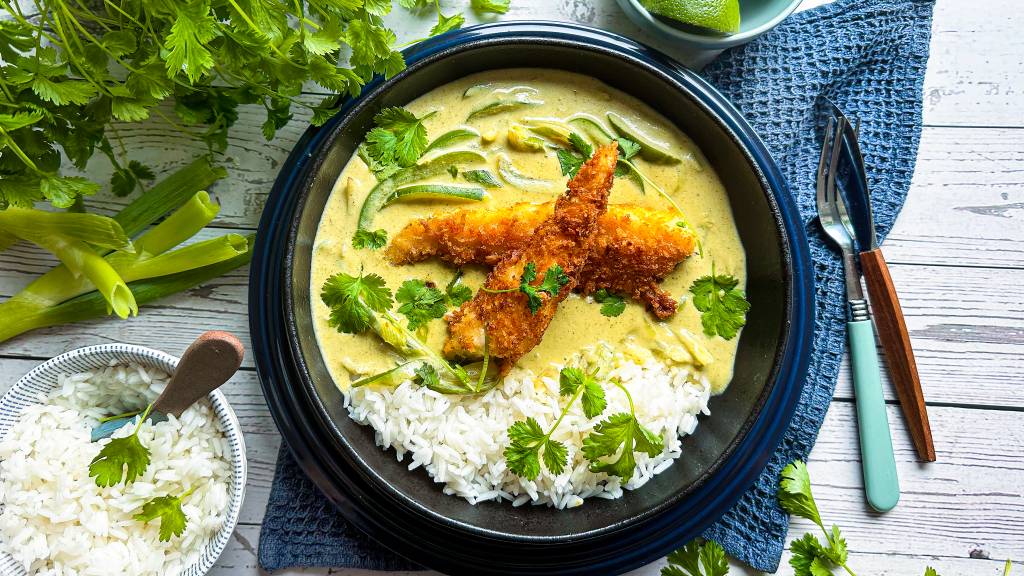 Sprø fisk med green curry er en smaksbombe som tar deg helt til Thailand. Vi har brukt lysing, men du kan fint bruke annen hvit fisk også. 