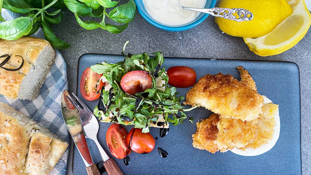 Panert lysing er sprø og god, og med sommerlig tilbehør som en sitronaioli, nybakt foccaccia og salat med balsamicodressing er dette et nydelig måltid.