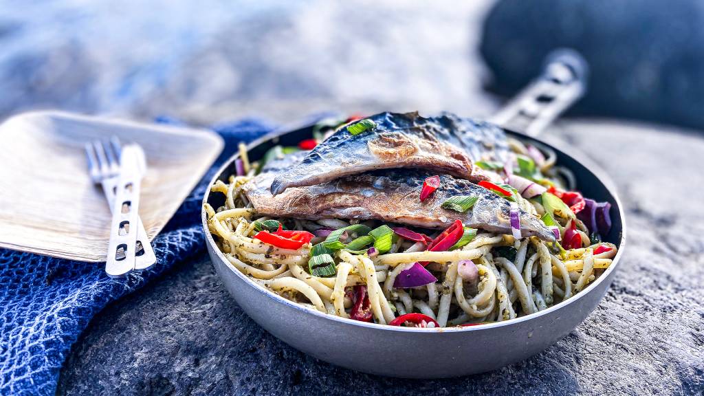 Uansett årstid - sprøstekt fisk med pasta kan du enkelt ta med deg på tur. Her kan du bruke filet av for eksempel makrell eller ørret. 