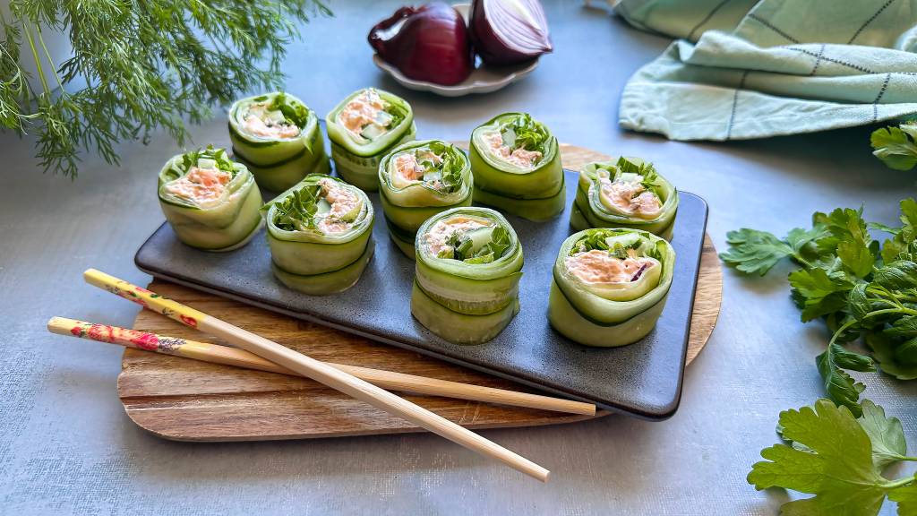 Agurksushi har kanskje ikke så mye med sushi å gjøre, men det er en morsom og smakfull vri uansett. Vi har brukt deilig nytrekt ørret og pillede reker, men du kan også bruke annen rød eller hvit fisk. 