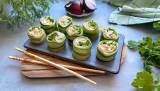 Agurksushi har kanskje ikke så mye med sushi å gjøre, men det er en morsom og smakfull vri uansett. Vi har brukt deilig nytrekt ørret og pillede reker, men du kan også bruke annen rød eller hvit fisk. 