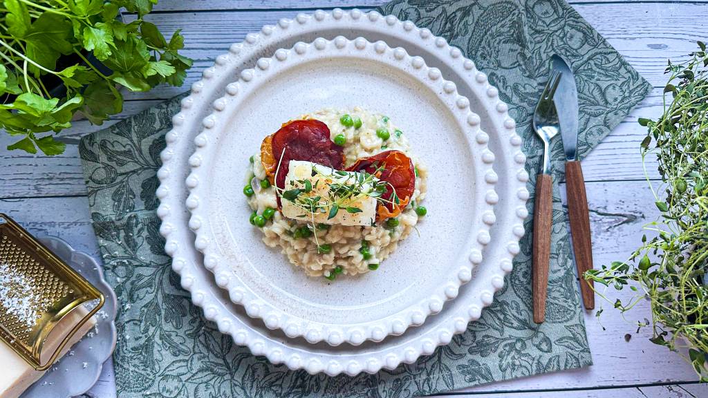 Torsk med risotto er en fyldig og smakfull middag, og litt annerledes enn den tradisjonelle torskemiddagen. 