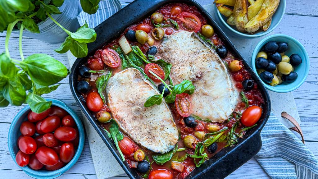 Skrei i form med spinat, tomater og oliven smaker helt nydelig. Når fiske flaker seg og tomatene syder, da er det bare å nyte denne fiskemiddagen. 