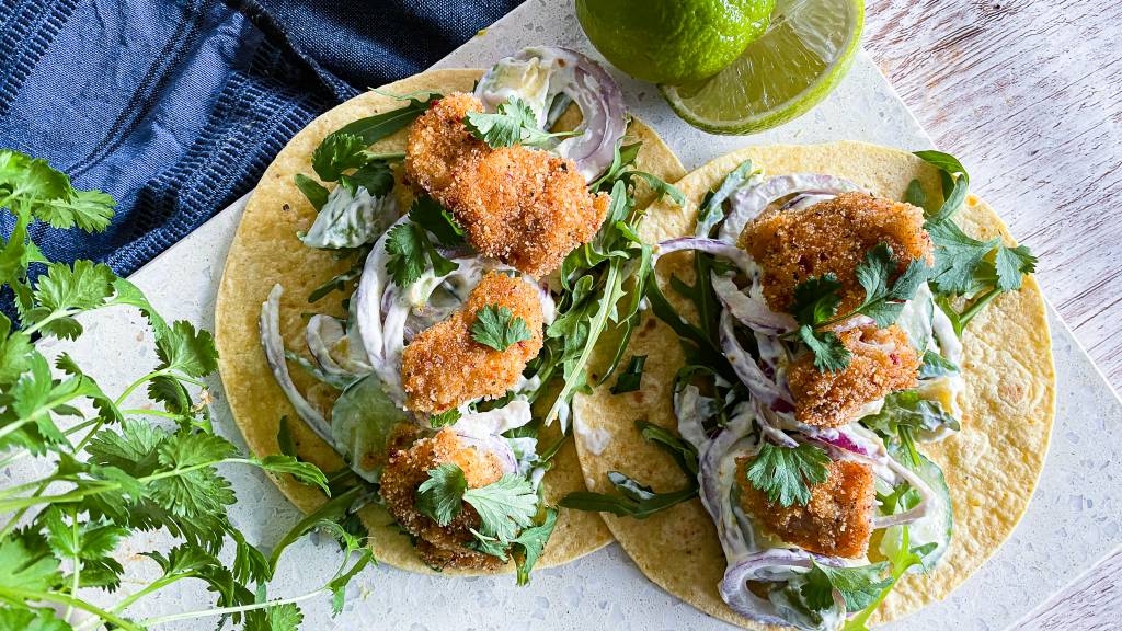 Med friskt tilbehør som mango, avokado, rødløk, mais og koriander smaker fisketaco med panert torsk herlig med rømme til. I butikken kan du kjøpe ferdig tacokrydder til fisk, men du kan også enkelt lage ditt eget. 