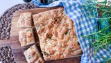 Focaccia er et tilbehør du kommer til å elske. Spesielt smaker det nydelig til grillmaten, til en deilig viltgryte, til pasta eller ved siden av søndagssteken.