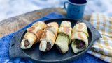 Fylte horn har sin opprinnelse fra «pigs in blankets» fra land som USA og England. Vi har byttet ut grillpølser og butterdeig med elgburgerpølser og pizzadeig, og laget vår herlige vri på bålet.