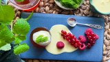 Granskuddgele smaker nydelig både som både dessert og som tilbehør til viltkjøttet. Slå to fluer i ett smekk og lag granskuddsirup samtidig. Det er ikke bare veldig godt, men også enkelt å lage.