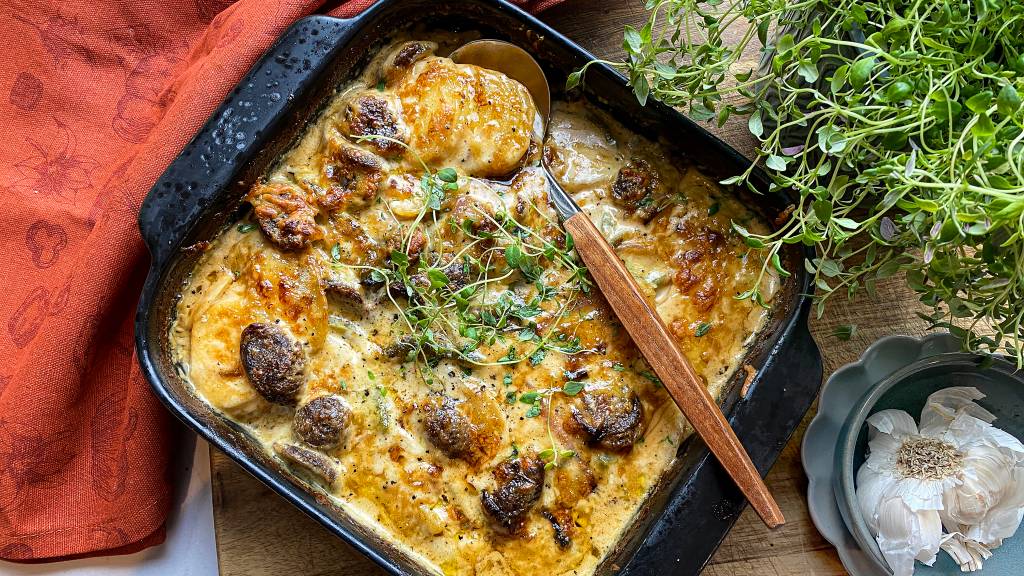 Gratinert pølseform med viltpølser er et perfekt hverdagsmåltid. Denne retten kan du fint lage ferdig dagen i forveien, og og vipps har du en smakfull middag klar til en hektisk dag.