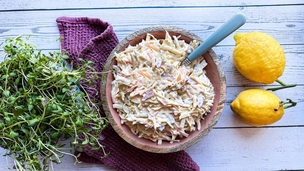 Coleslaw er perfekt tilbehør til både fisk og vilt. Det passer veldig godt til grillmat, men det egner seg også til annen middagsmat.