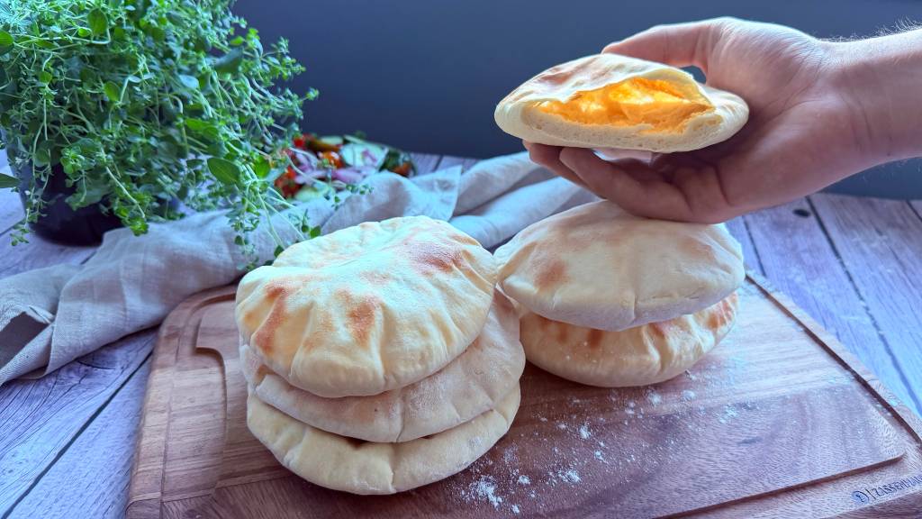 Hjemmebakte pitabrød lager du i en fei. De myke og luftige brødene kan fylles med saftig viltkjøtt, friske grønnsaker og en god dressing, og du har et enkelt og smakfullt måltid som passer like godt hjemme som ute på tur.